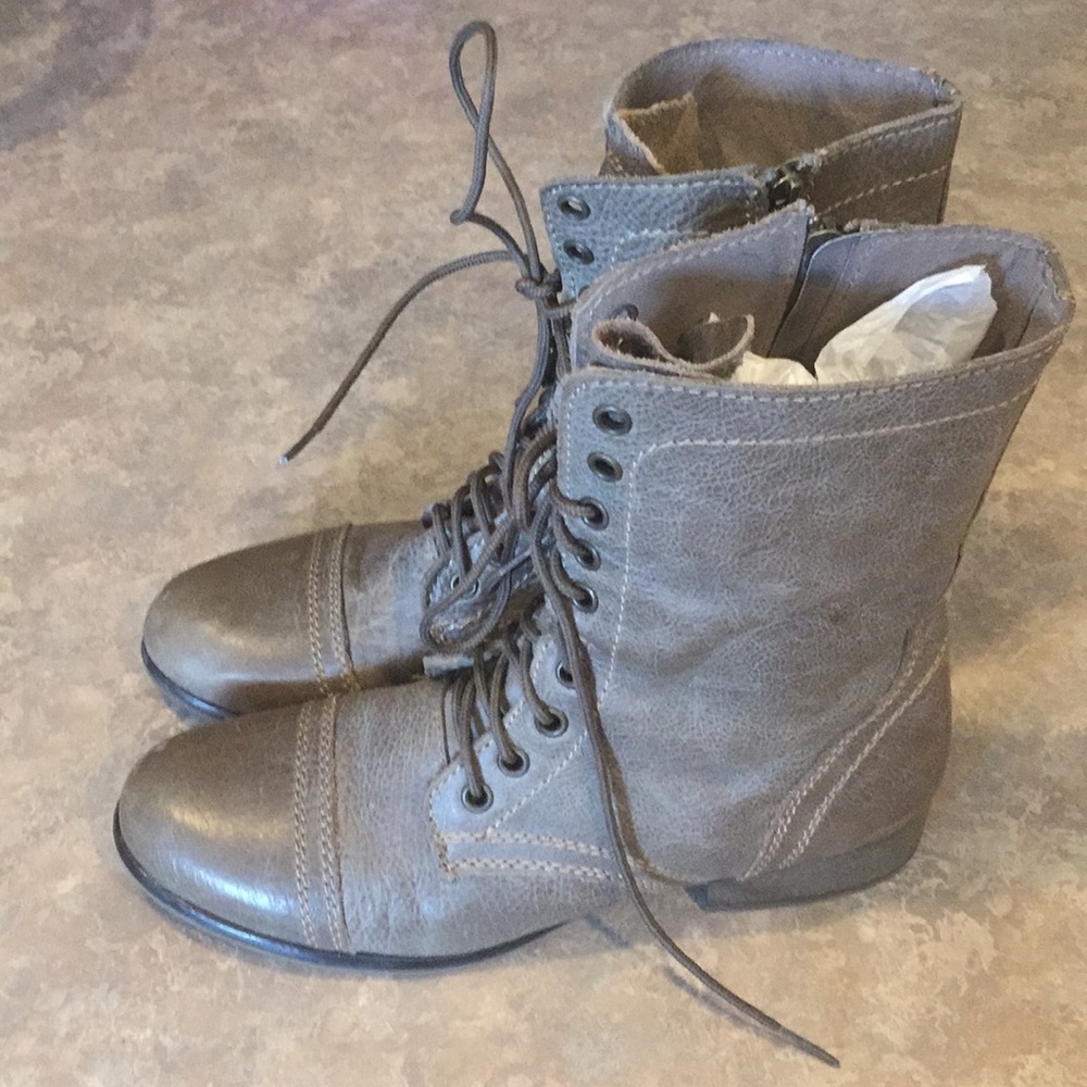 Steve Madden combat style boats size 9